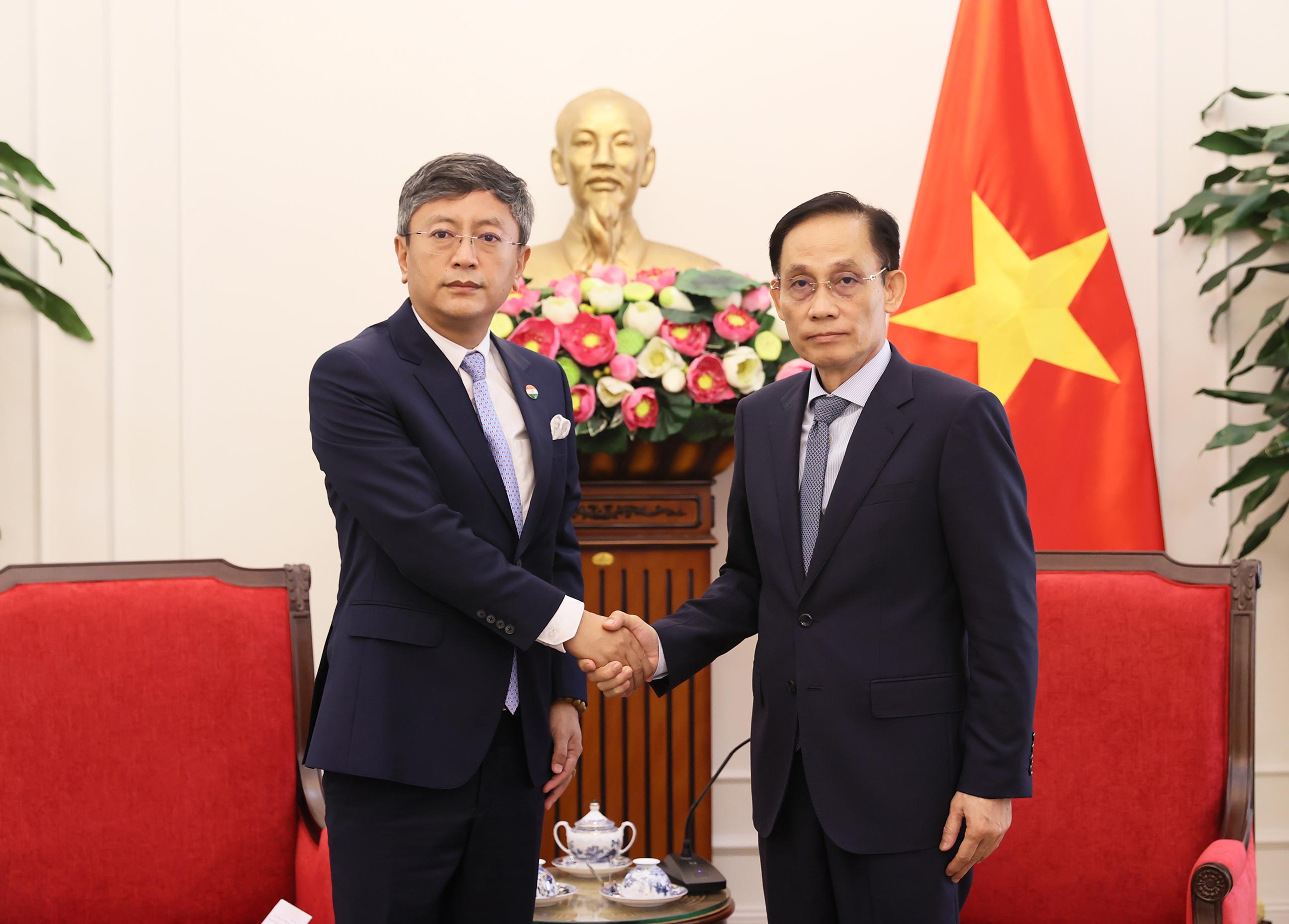 Ủy viên Bộ Chính trị, Bộ trưởng Ngoại giao Lê Hoài Trung tiếp Đại sứ Ấn Độ tại Việt Nam Tshering Sherpa