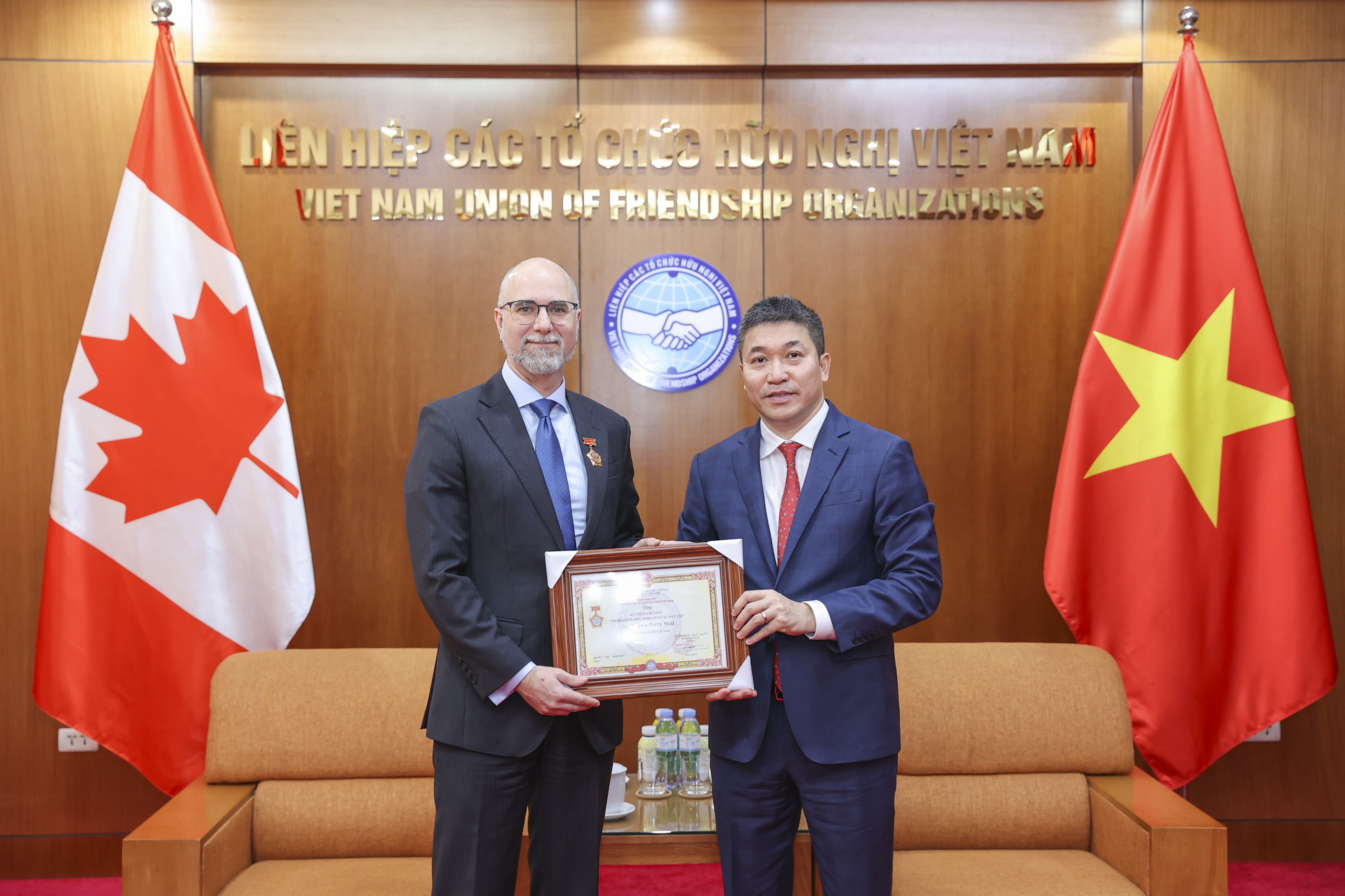 Trao kỷ niệm chương "Vì hòa bình, hữu nghị giữa các dân tộc" cho Đại sứ Canada tại Việt Nam